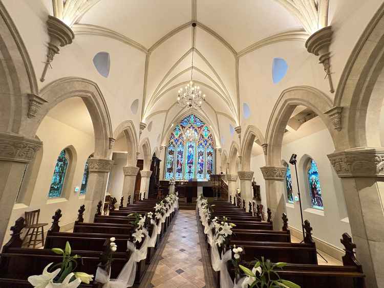 ステンドグラスが輝いているチャペル。曇りの日でもしっかり光を取り込み、かなり明るかった。