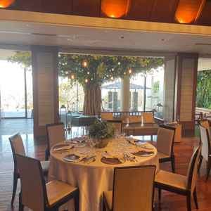 披露宴会場モンスーンヴィラは木で囲まれた柔らかい雰囲気でした。