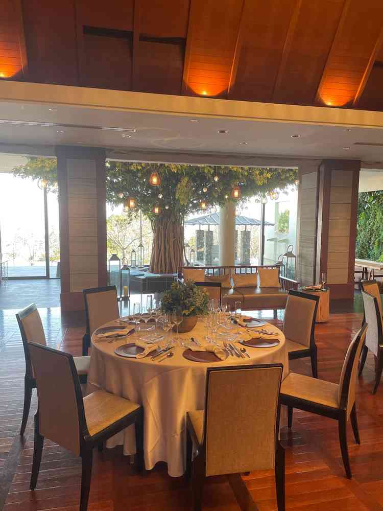 披露宴会場モンスーンヴィラは木で囲まれた柔らかい雰囲気でした。