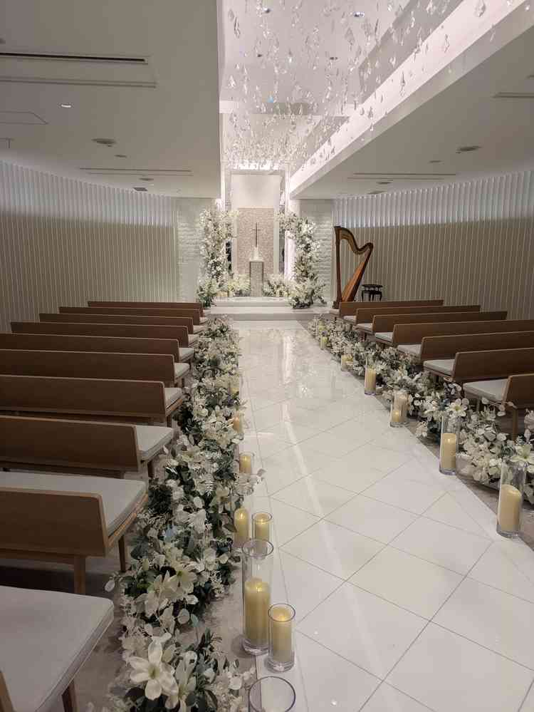 白の統一感のあるチャペル