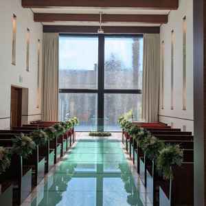 式場。奥が全面ガラス張りでオシャレで明るい雰囲気だった