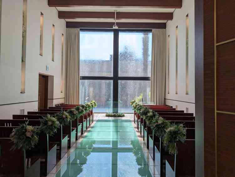 式場。奥が全面ガラス張りでオシャレで明るい雰囲気だった