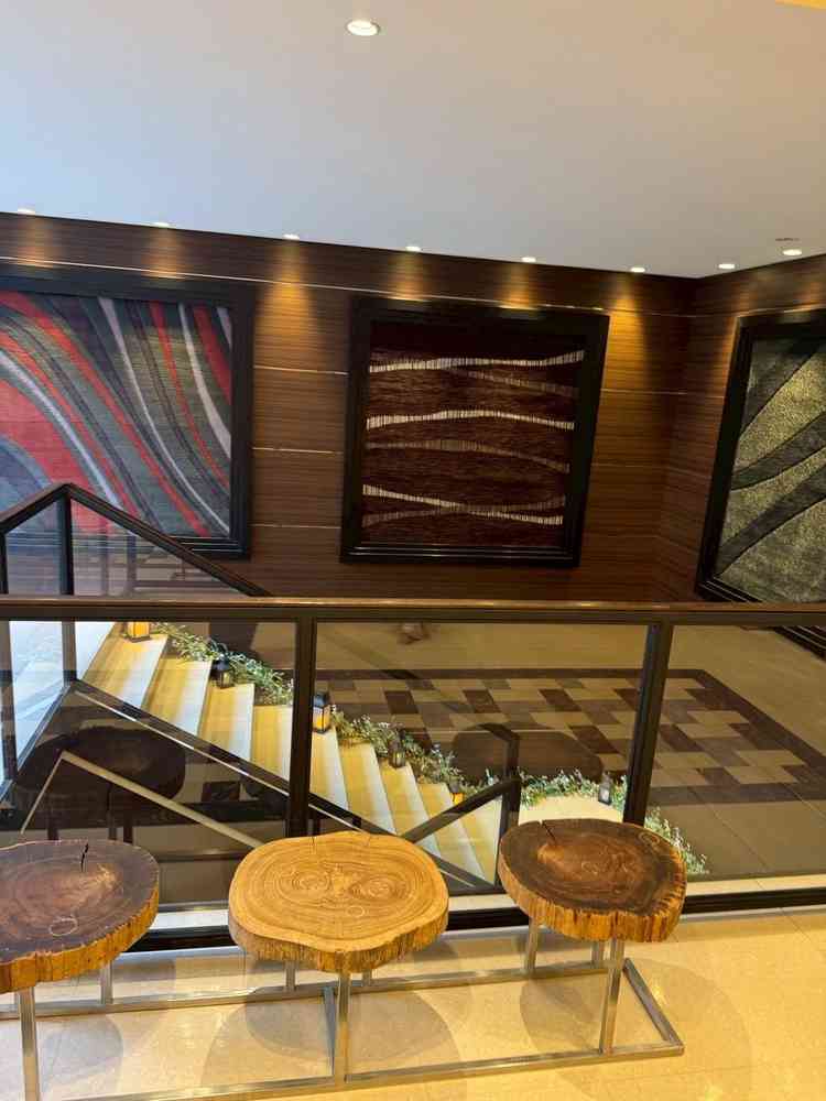 階段通路、重厚感がありとても雰囲気が良いと感じた