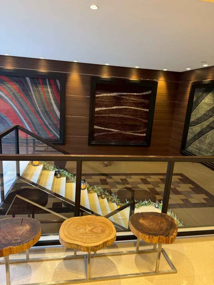 階段通路、重厚感がありとても雰囲気が良いと感じた