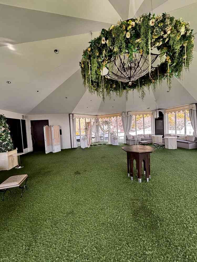 ガーデンウェディングです。全天候対応とのことで安心できました。