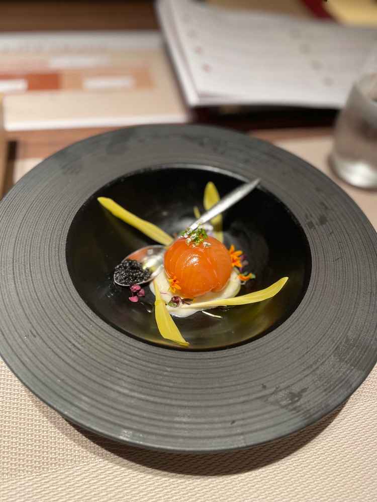 前菜で、魚介アレルギーのない婚約者のものです。サーモンを巾着のようにした内容でした。
