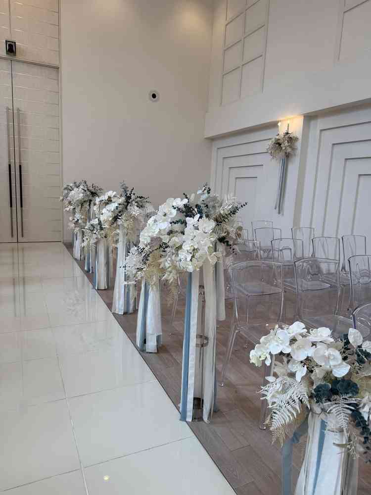 真っ白なチャペルでどんな色でも合わせやすい。