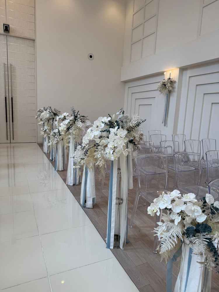 真っ白なチャペルでどんな色でも合わせやすい。