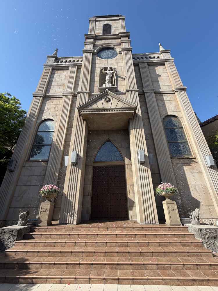 チャペルの外観。式の後にフラワーシャワーなどに使えます。