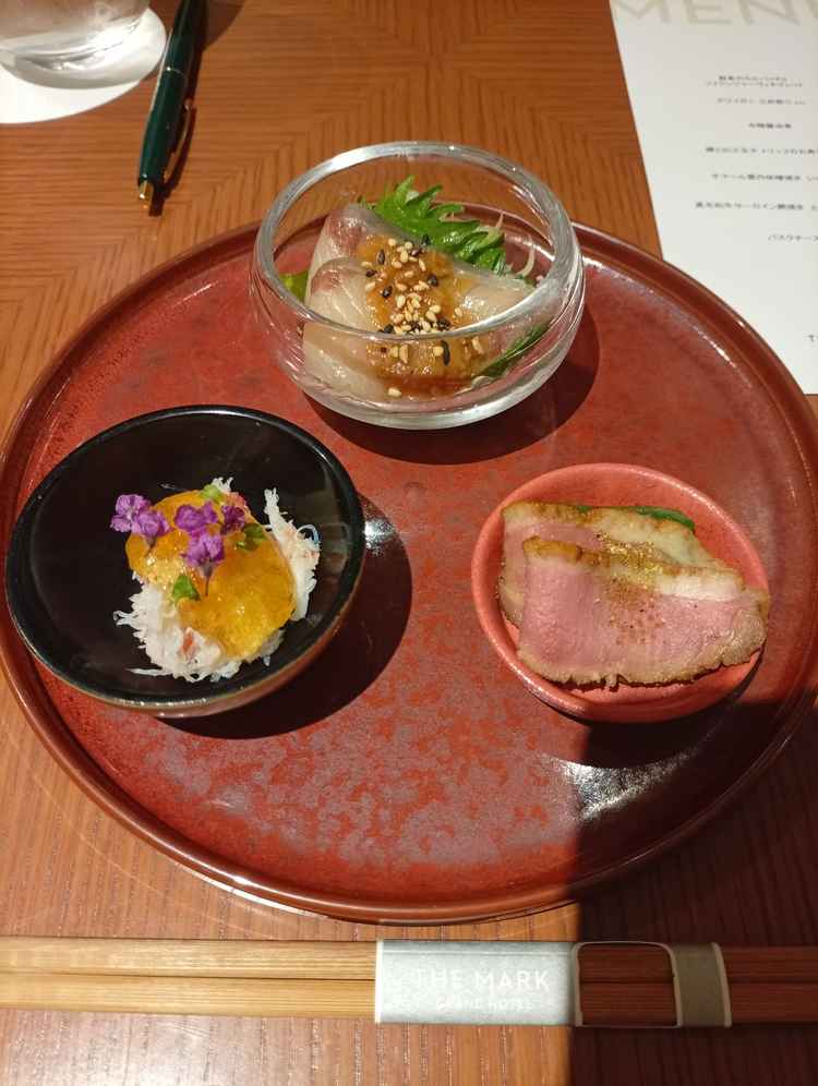 前菜3種類、蟹の身が美味しかった。