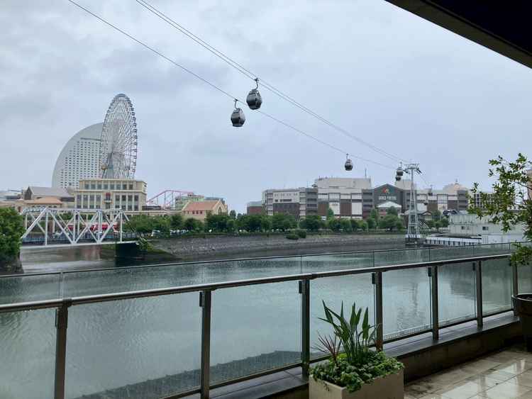 待合スペースから見れる観覧車やロープウェイなど。