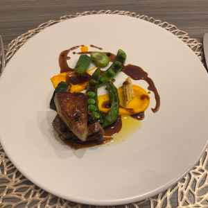 お肉料理を試食させていただきました。フォアグラもおいしかったです。