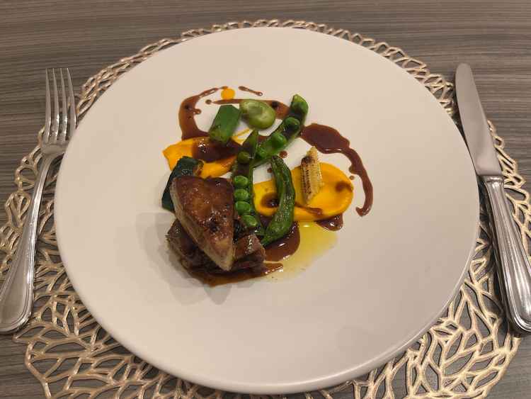 お肉料理を試食させていただきました。フォアグラもおいしかったです。