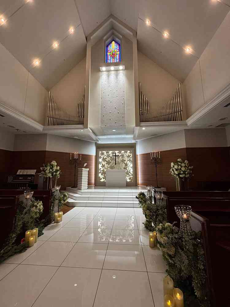 想像通り天井が高かったです。バージンロードがとても広く、ドレスの写真が綺麗に写る仕様とのことでした。