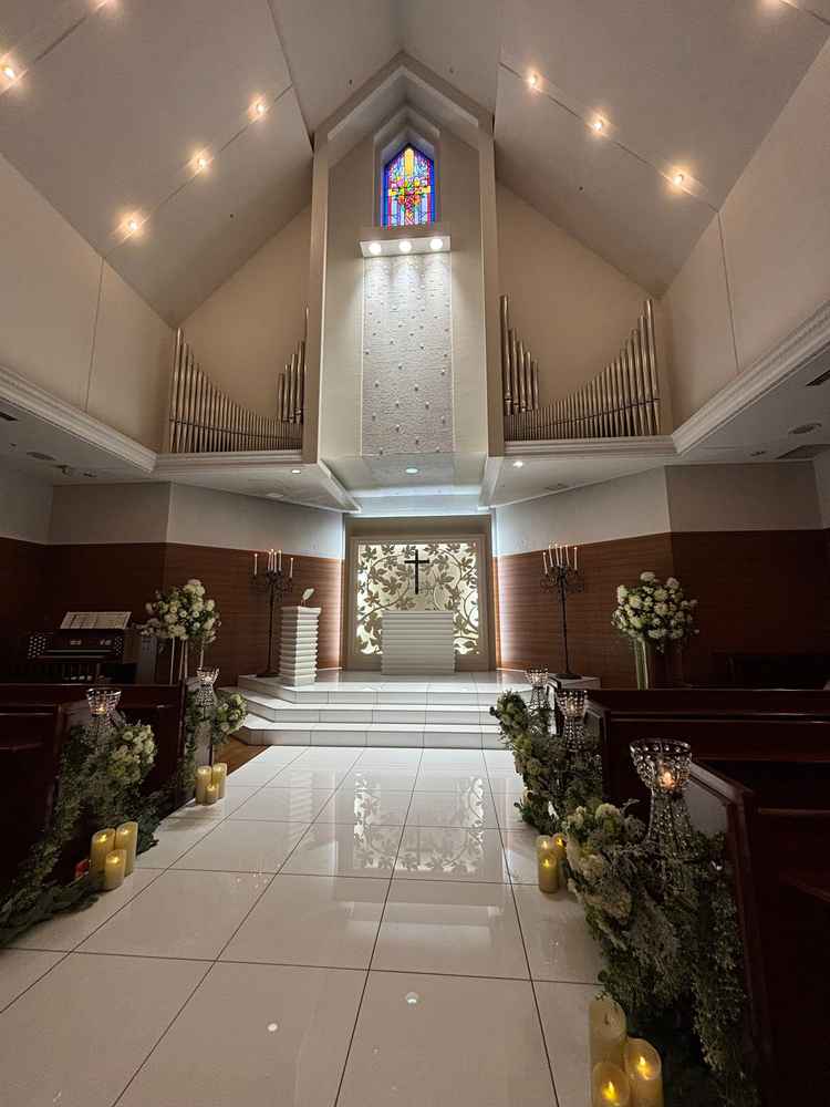 想像通り天井が高かったです。バージンロードがとても広く、ドレスの写真が綺麗に写る仕様とのことでした。