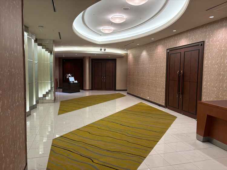 待機室から宴会場までがとても近くスムーズな移動が可能である。