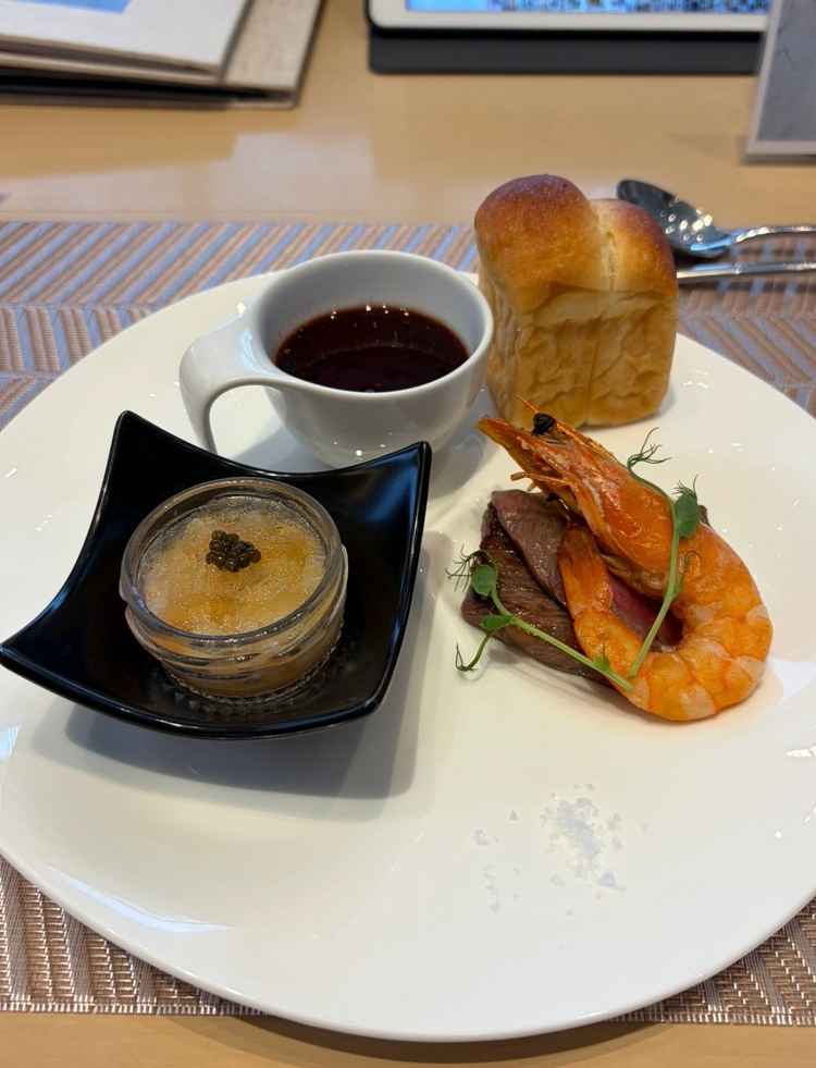 料理は正直イマイチでした。お肉は少し脂っぽいです。1番下のランクだと鴨肉になるみたいです。