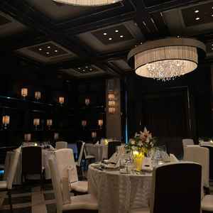 披露宴会場は長方形で、どこにいても新郎新婦が見やすいつくりになっているそうです。