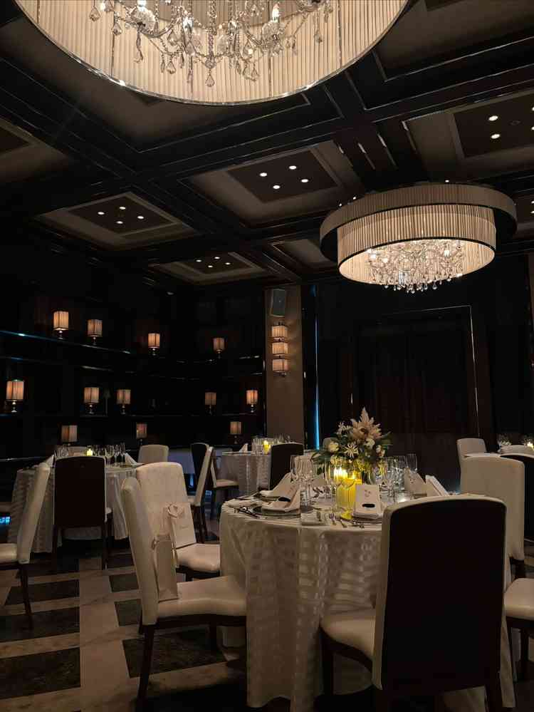 披露宴会場は長方形で、どこにいても新郎新婦が見やすいつくりになっているそうです。