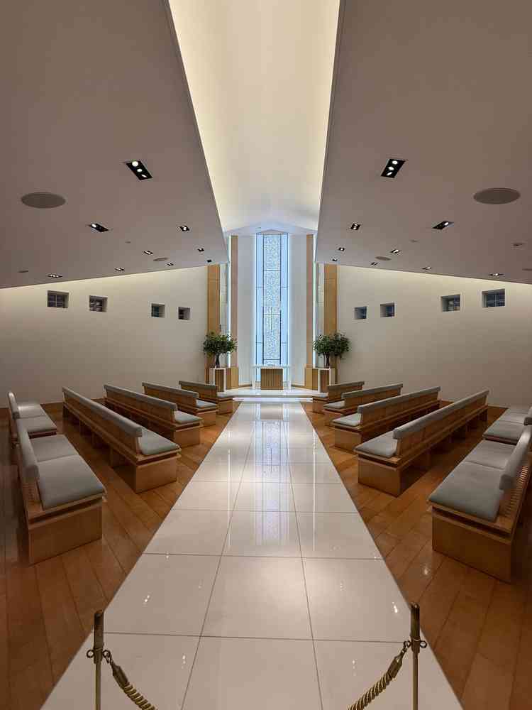 珍しい形のチャペル、どの席からも新郎新婦が見えやすい構造だそうです。