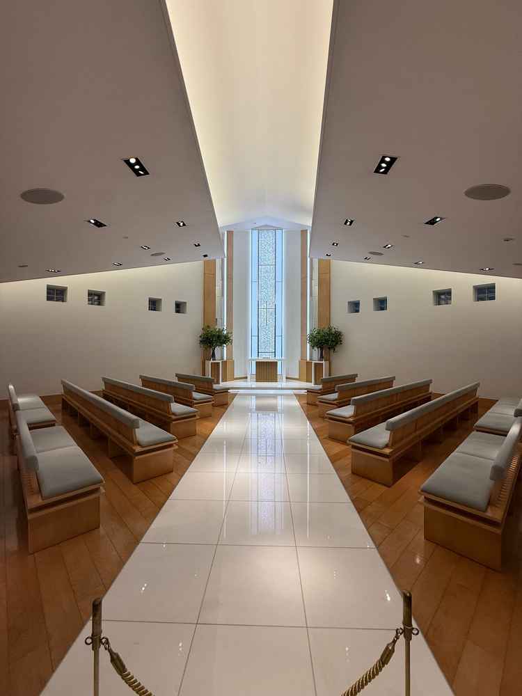 珍しい形のチャペル、どの席からも新郎新婦が見えやすい構造だそうです。