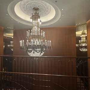 創業時から受け継がれているシャンデリア。現在は1つですが当時と同じ3つに見えるよう工夫されています。