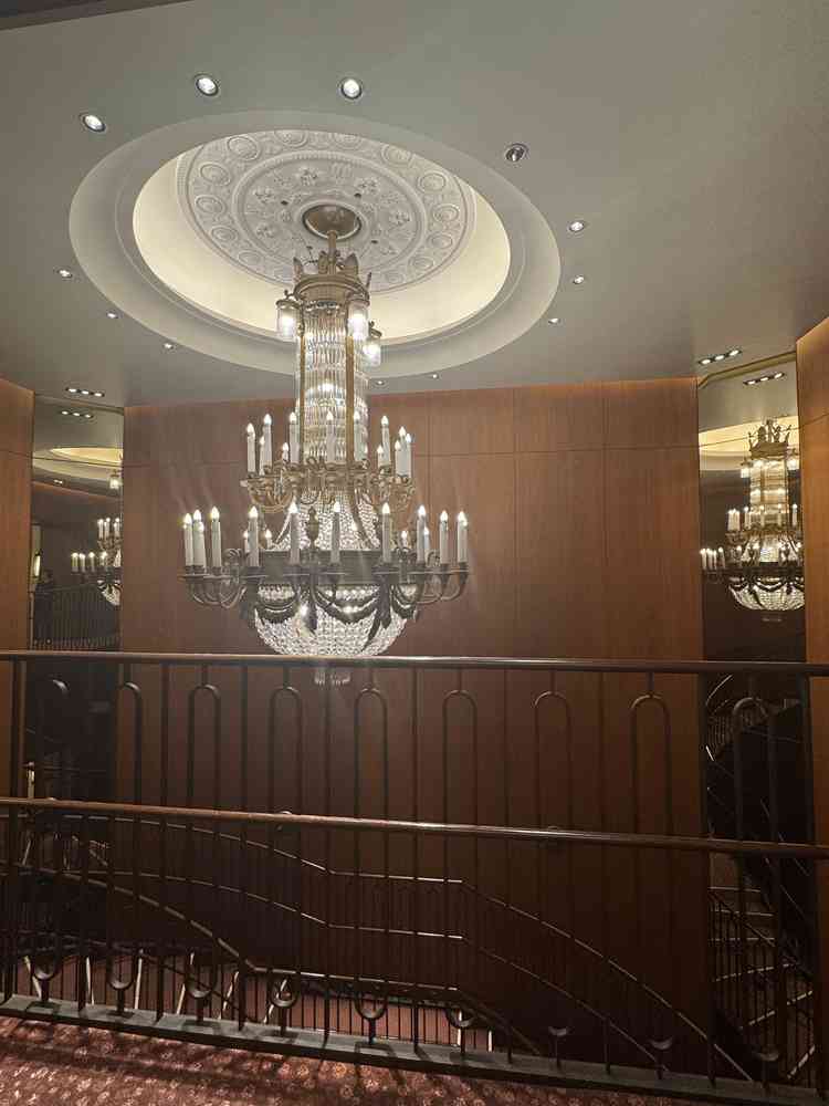 創業時から受け継がれているシャンデリア。現在は1つですが当時と同じ3つに見えるよう工夫されています。