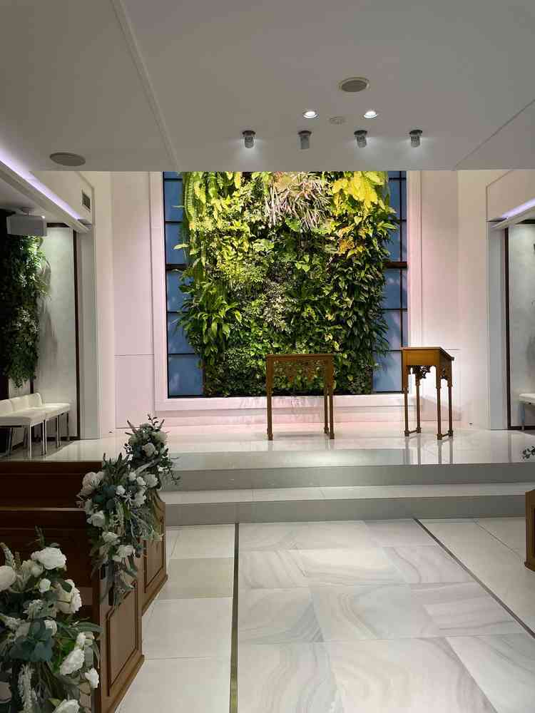 屋内の挙式会場も緑が散りばめられたシンプルなデザインで奥の壁の緑は全て本物の植物！