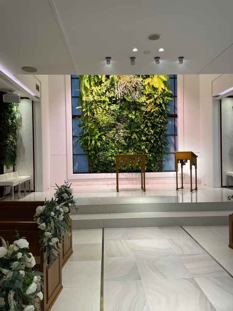 屋内の挙式会場も緑が散りばめられたシンプルなデザインで奥の壁の緑は全て本物の植物！