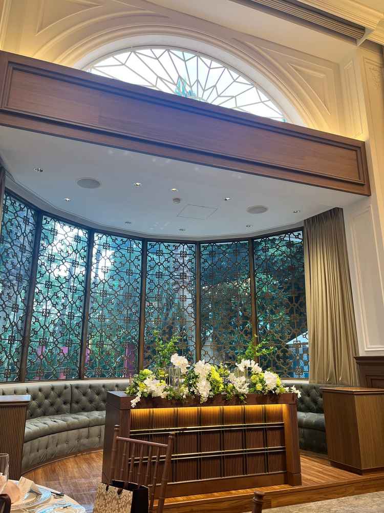 高砂。後ろにガーデンが見えて開放感があり、テーブルをなくしてソファにすることもできるので自由が効く。