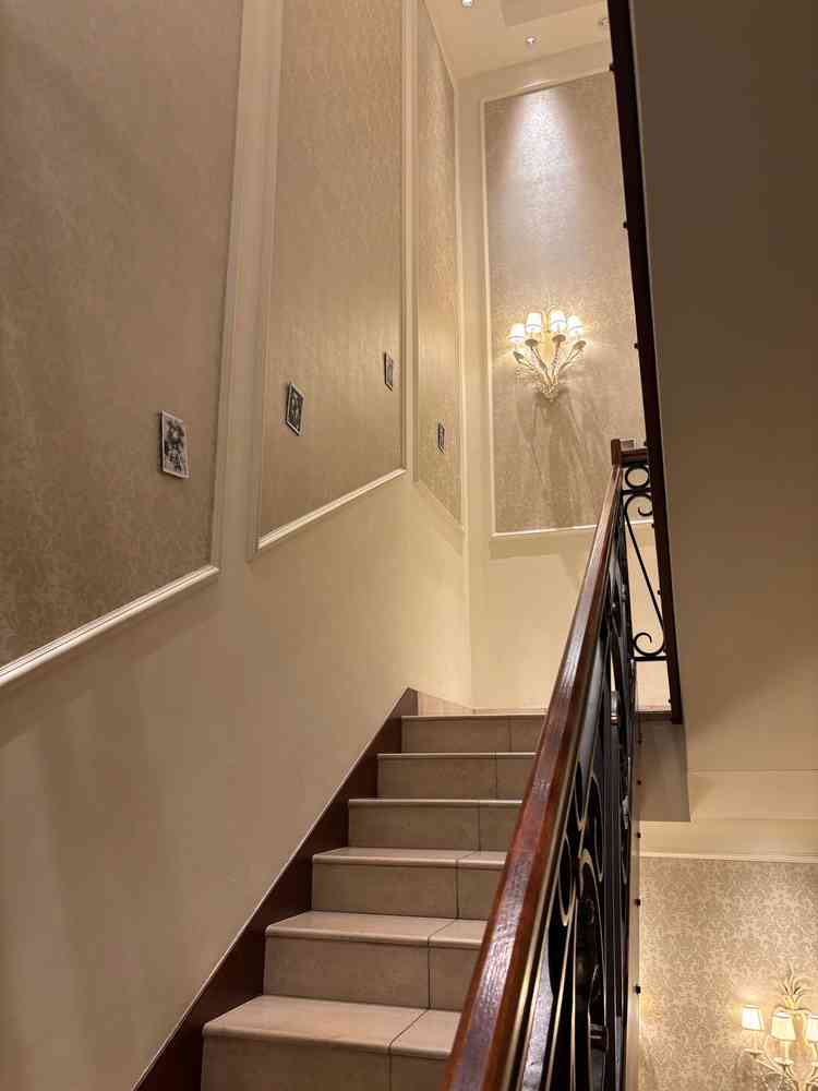 挙式会場から披露宴会場にあがる階段。自分たちの写真を貼ることができるとのこと。