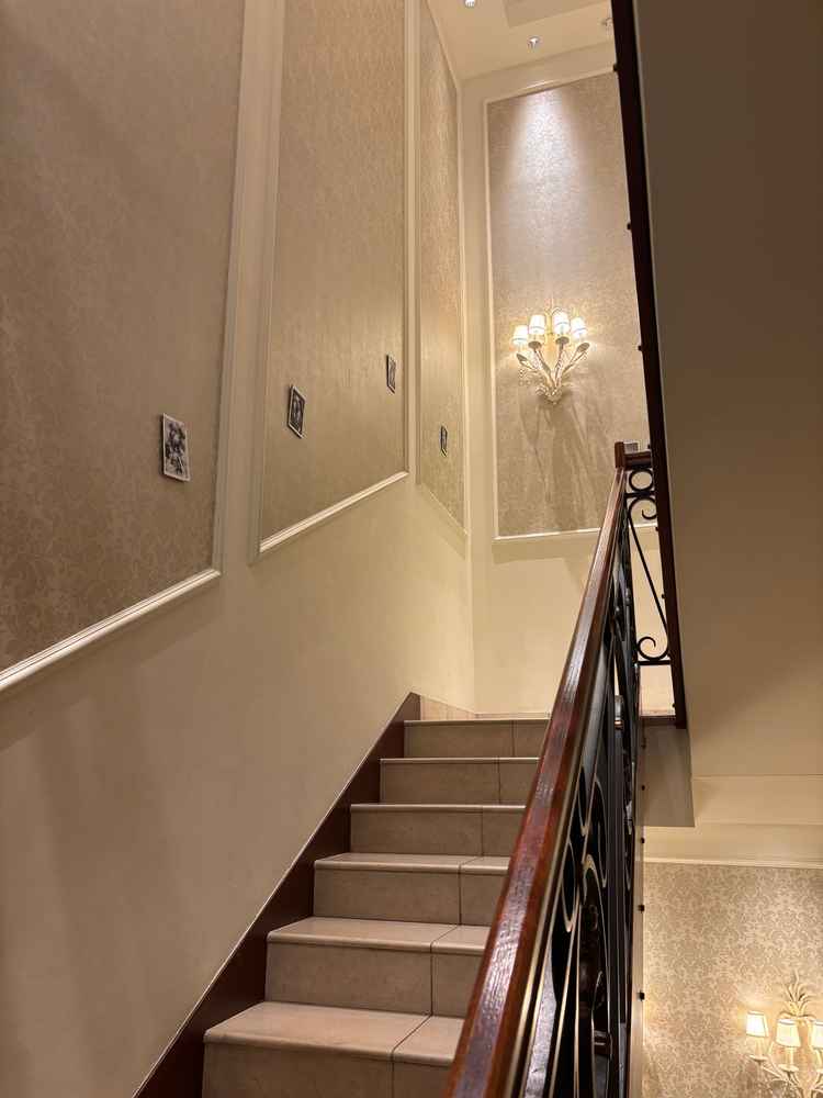 挙式会場から披露宴会場にあがる階段。自分たちの写真を貼ることができるとのこと。