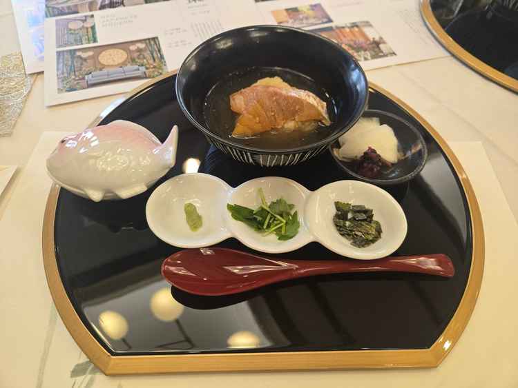 お出汁をふんだんにつかった、鯛茶漬け。