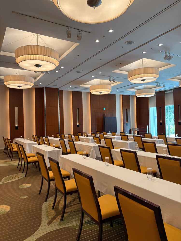 披露宴会場浜離宮。最大90名まで可能。ブラウン基調であたたかみのあるイメージ。