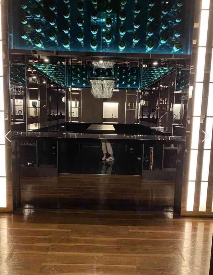 バー見たいな式場