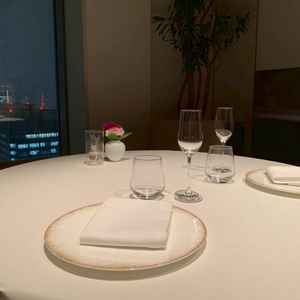 テーブルコーデ。白とゴールドで上品な印象。