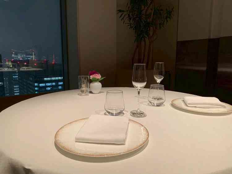 テーブルコーデ。白とゴールドで上品な印象。