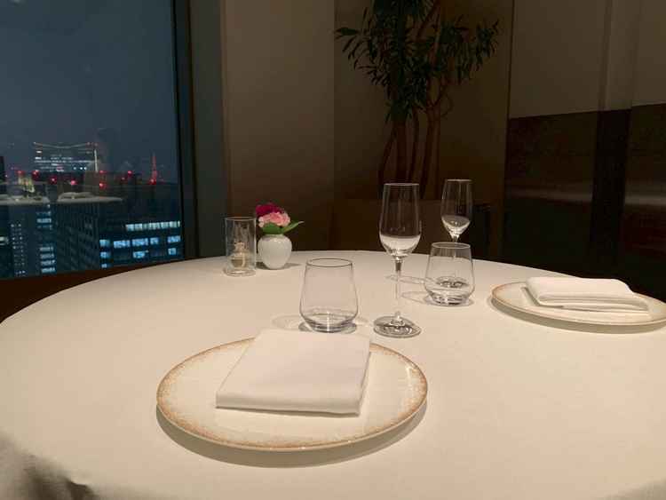 テーブルコーデ。白とゴールドで上品な印象。