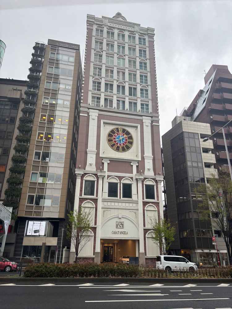 駅の出口を出てすぐの外観の様子