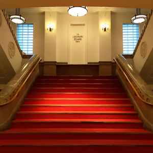 待合室までの歴史的な階段