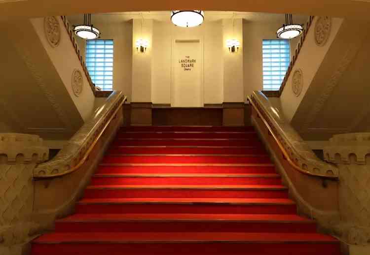 待合室までの歴史的な階段