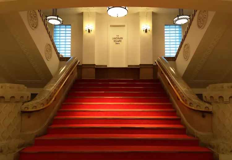 待合室までの歴史的な階段