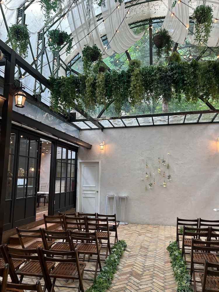 挙式会場。リースの反対側は装飾が映える白壁です。