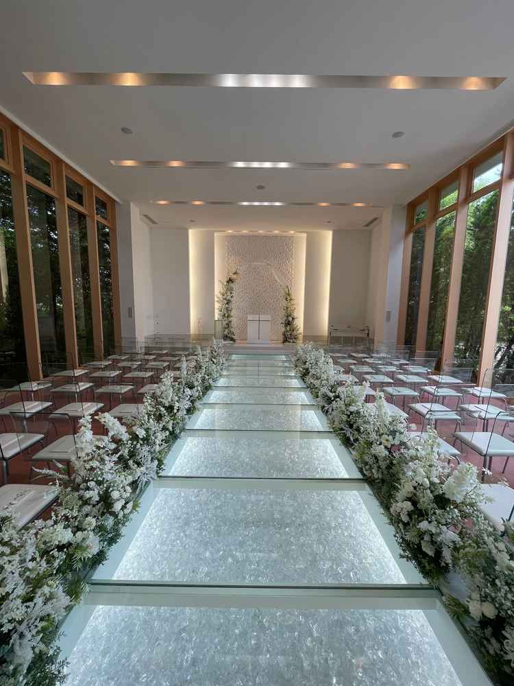 チャペルのバージンロードはガラス張りでとても綺麗。