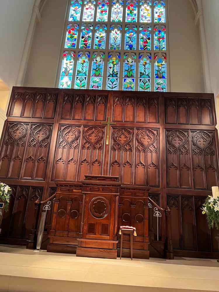 ステンドグラスが綺麗なチャペル。