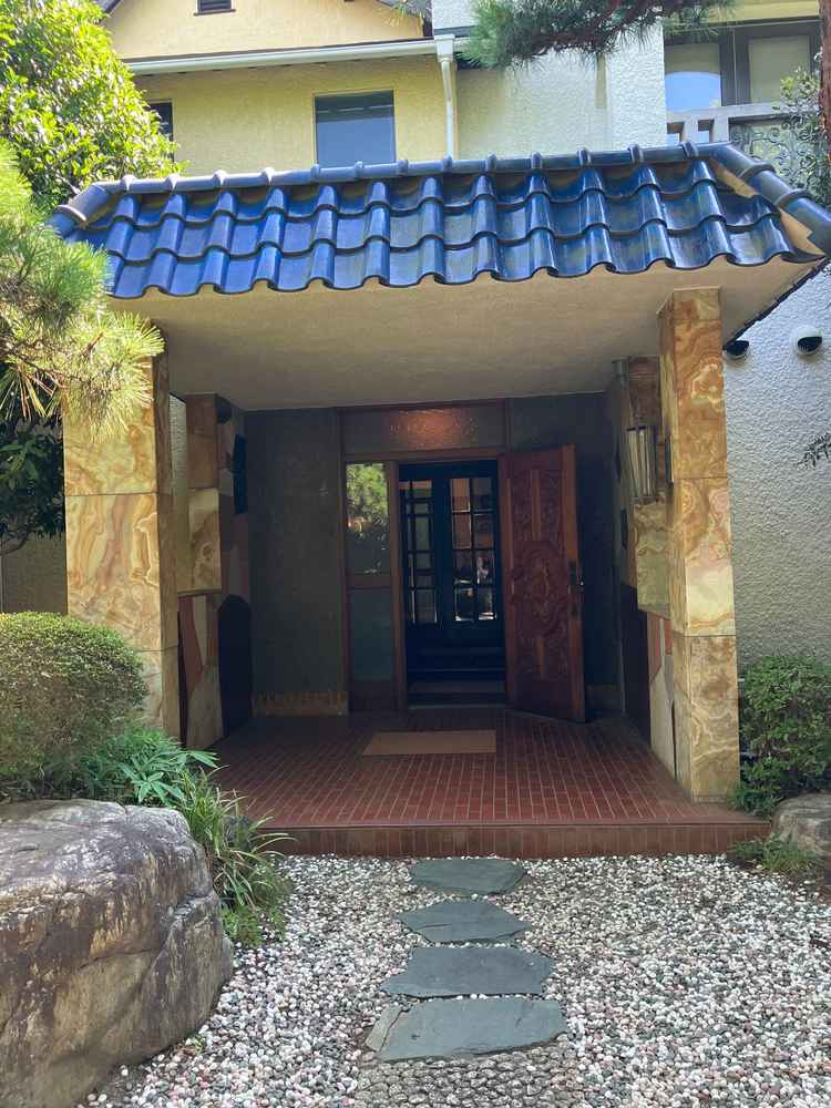 エントランスの青い瓦が印象的でした。