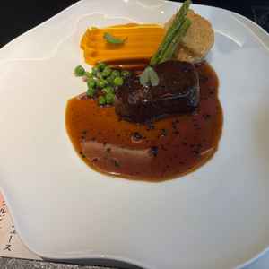 牛フィレ肉のソテー(黄色のソースはかぼちゃのバター？)