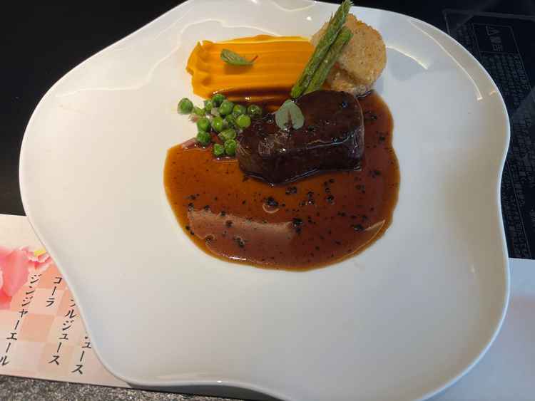 牛フィレ肉のソテー(黄色のソースはかぼちゃのバター？)