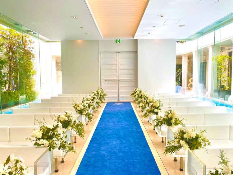 前から見た式場の景色です。すごく開放感があり、明るくてゲストの顔もよく見えます。