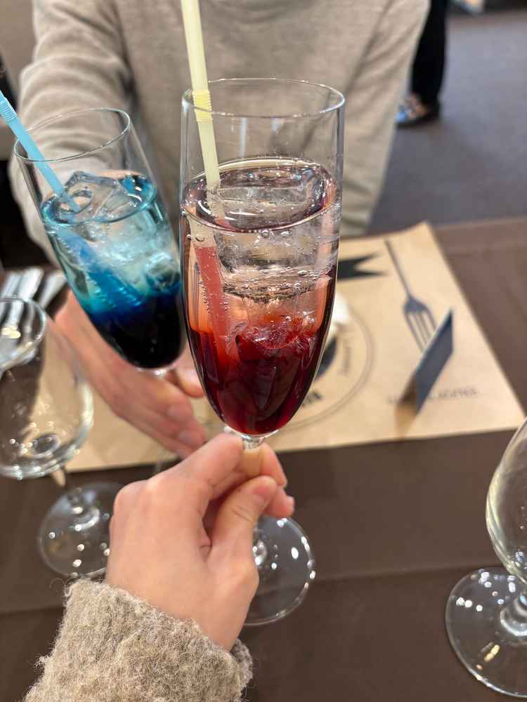 ウェルカムドリンクとして誕生日石色のドリンクを出してくれた。とてもおしゃれ。